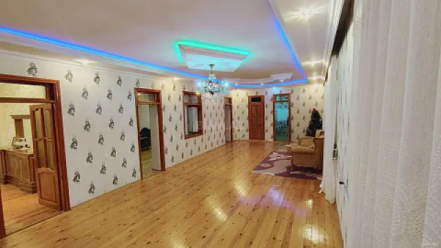 Satılır 8 otaqlı həyət evi 395 m²