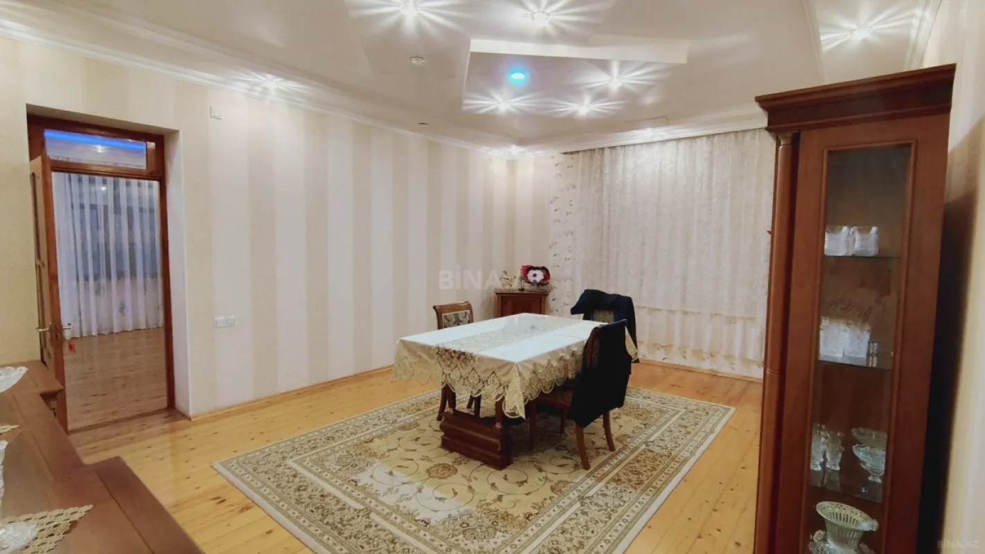 Satılır 8 otaqlı həyət evi 395 m²