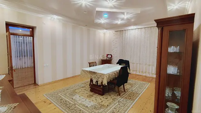 Satılır 8 otaqlı həyət evi 395 m²