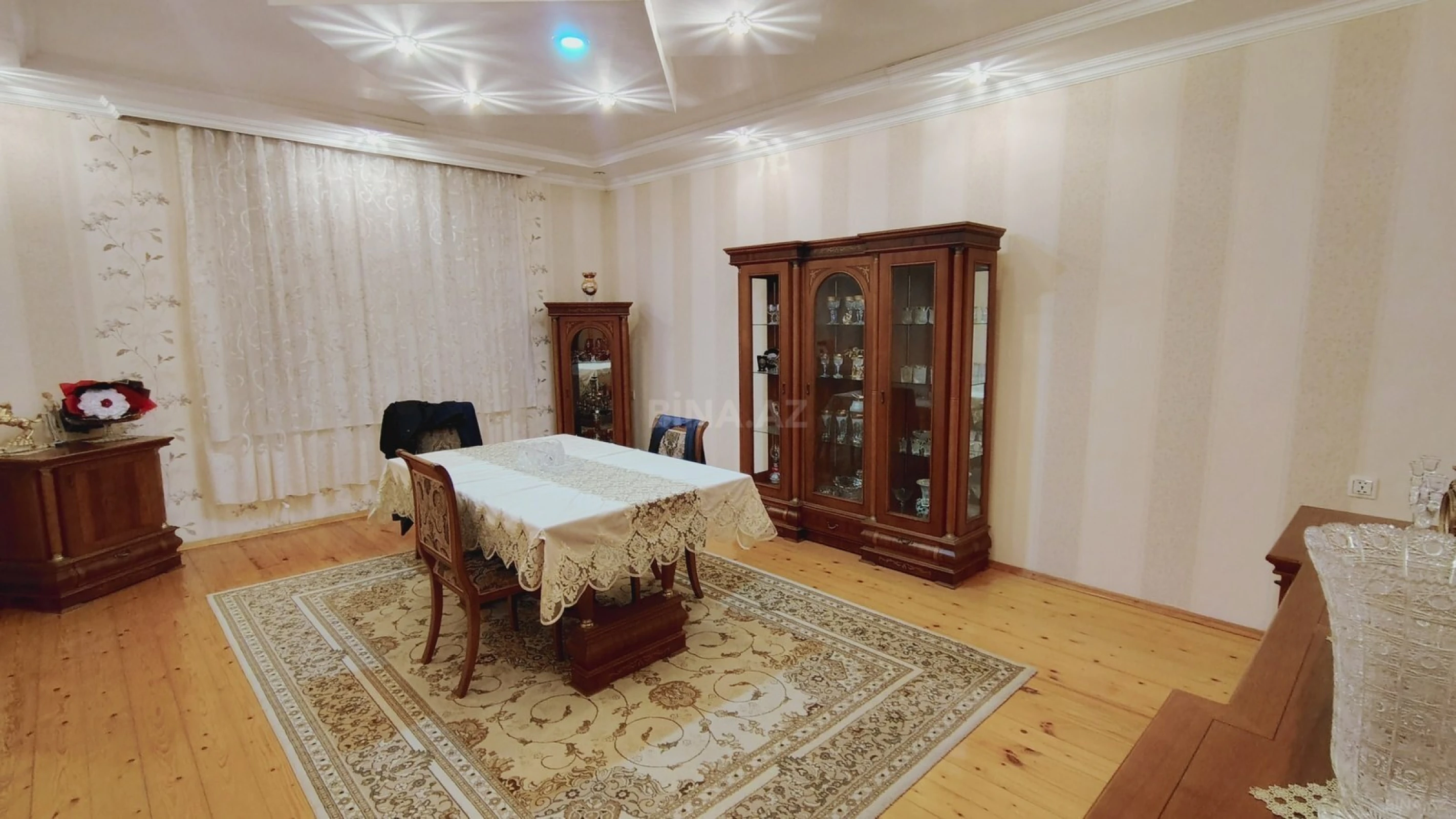 Satılır 8 otaqlı həyət evi 395 m²