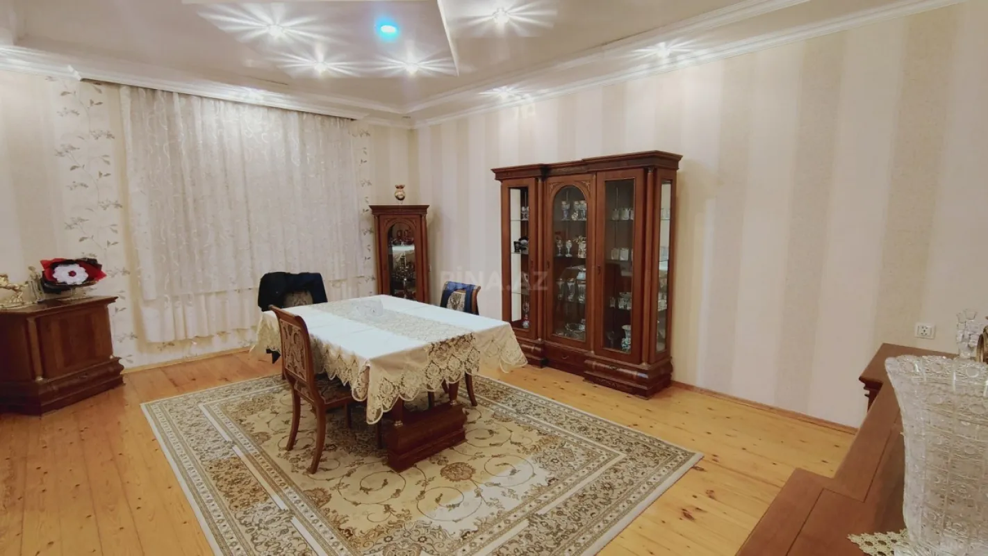 Satılır 8 otaqlı həyət evi 395 m²