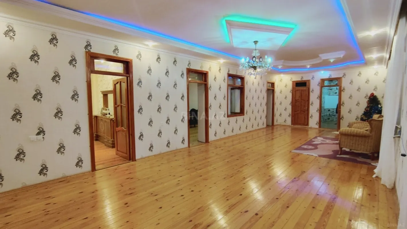 Satılır 8 otaqlı həyət evi 395 m²