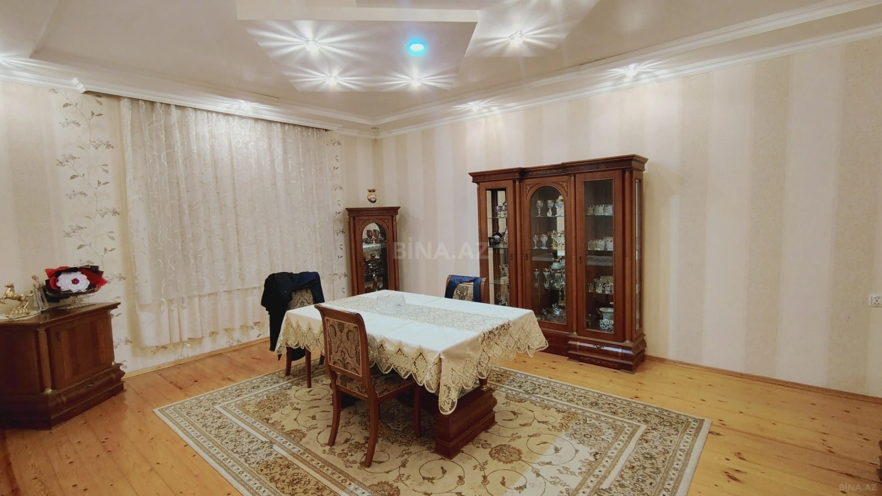 Satılır 8 otaqlı həyət evi 395 m²
