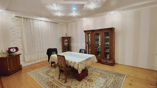 Satılır 8 otaqlı həyət evi 395 m²