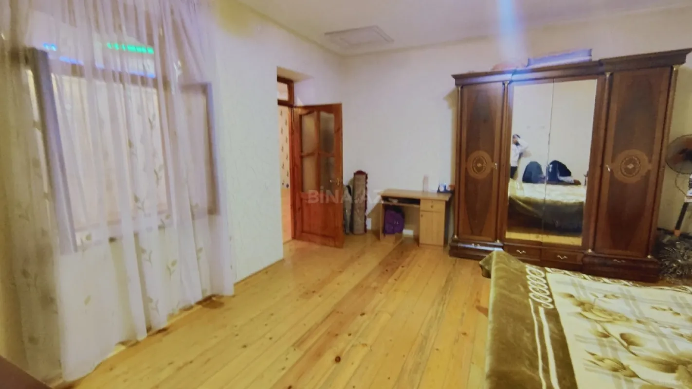 Satılır 8 otaqlı həyət evi 395 m²