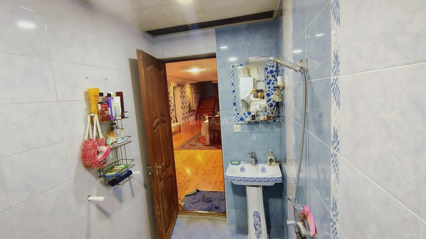 Satılır 8 otaqlı həyət evi 395 m²