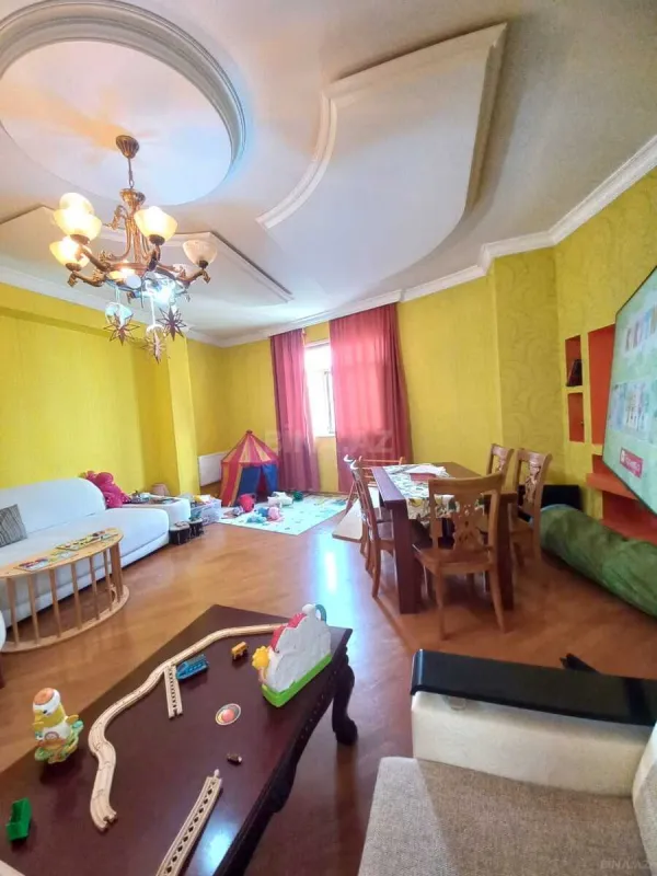 Satılır 3 otaqlı mənzil 135 m²
