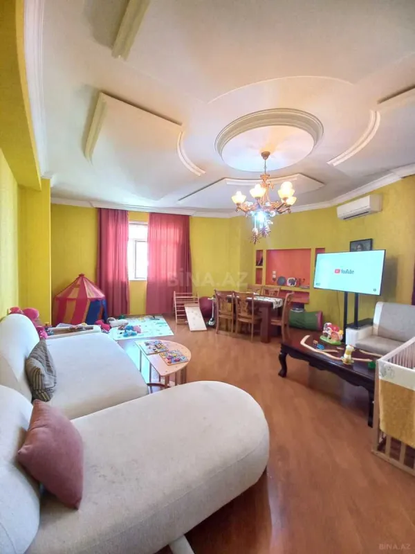 Satılır 3 otaqlı mənzil 135 m²