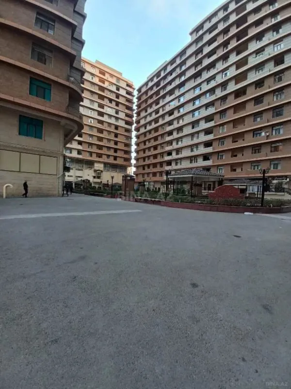 Satılır 3 otaqlı mənzil 151 m²