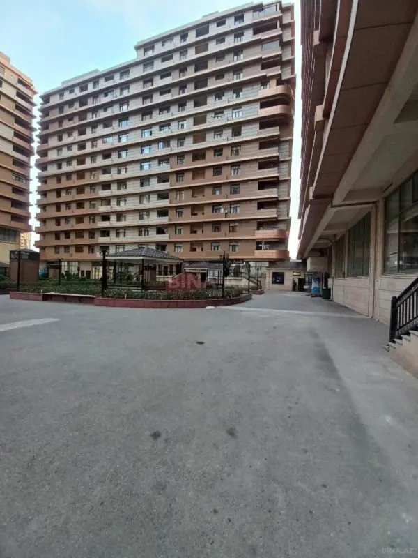 Satılır 3 otaqlı mənzil 151 m²