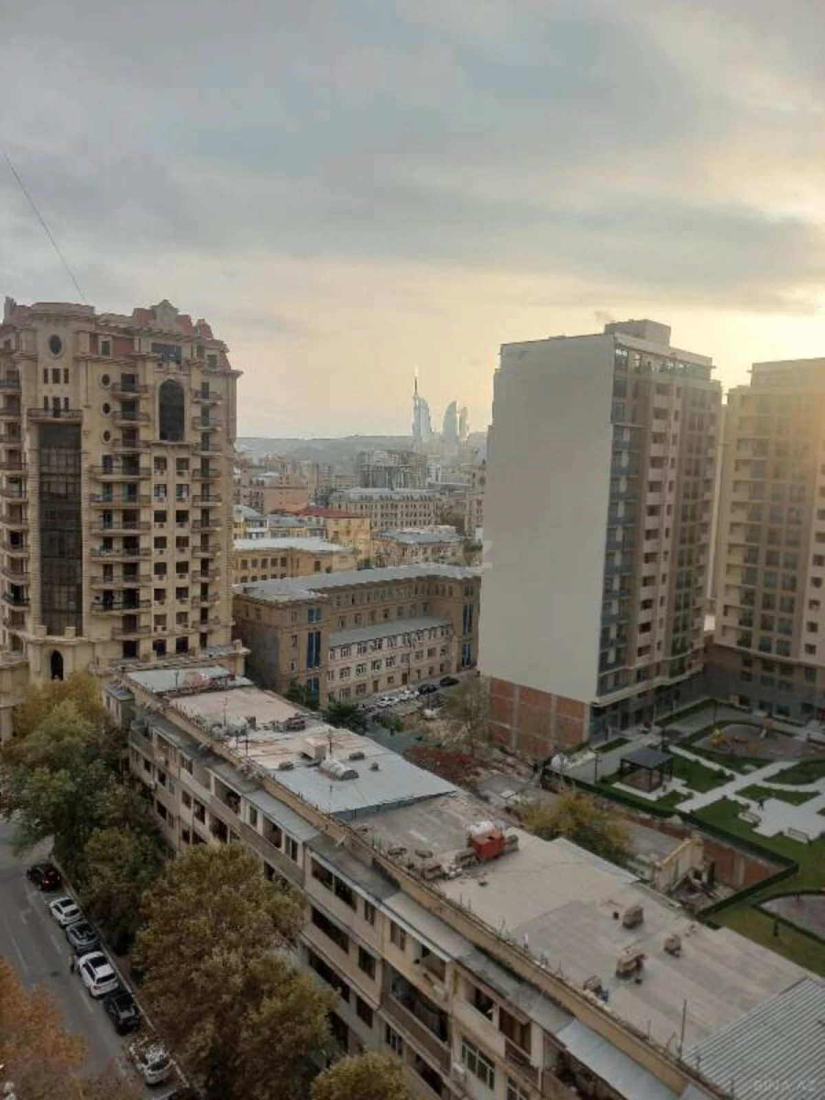 Satılır 3 otaqlı mənzil 151 m²