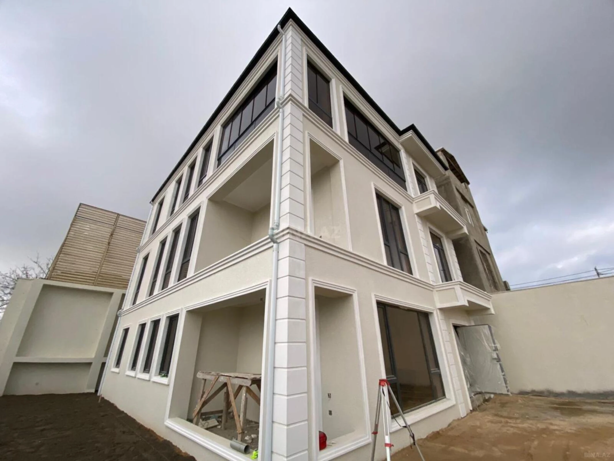 Satılır 8 otaqlı həyət evi 400 m²