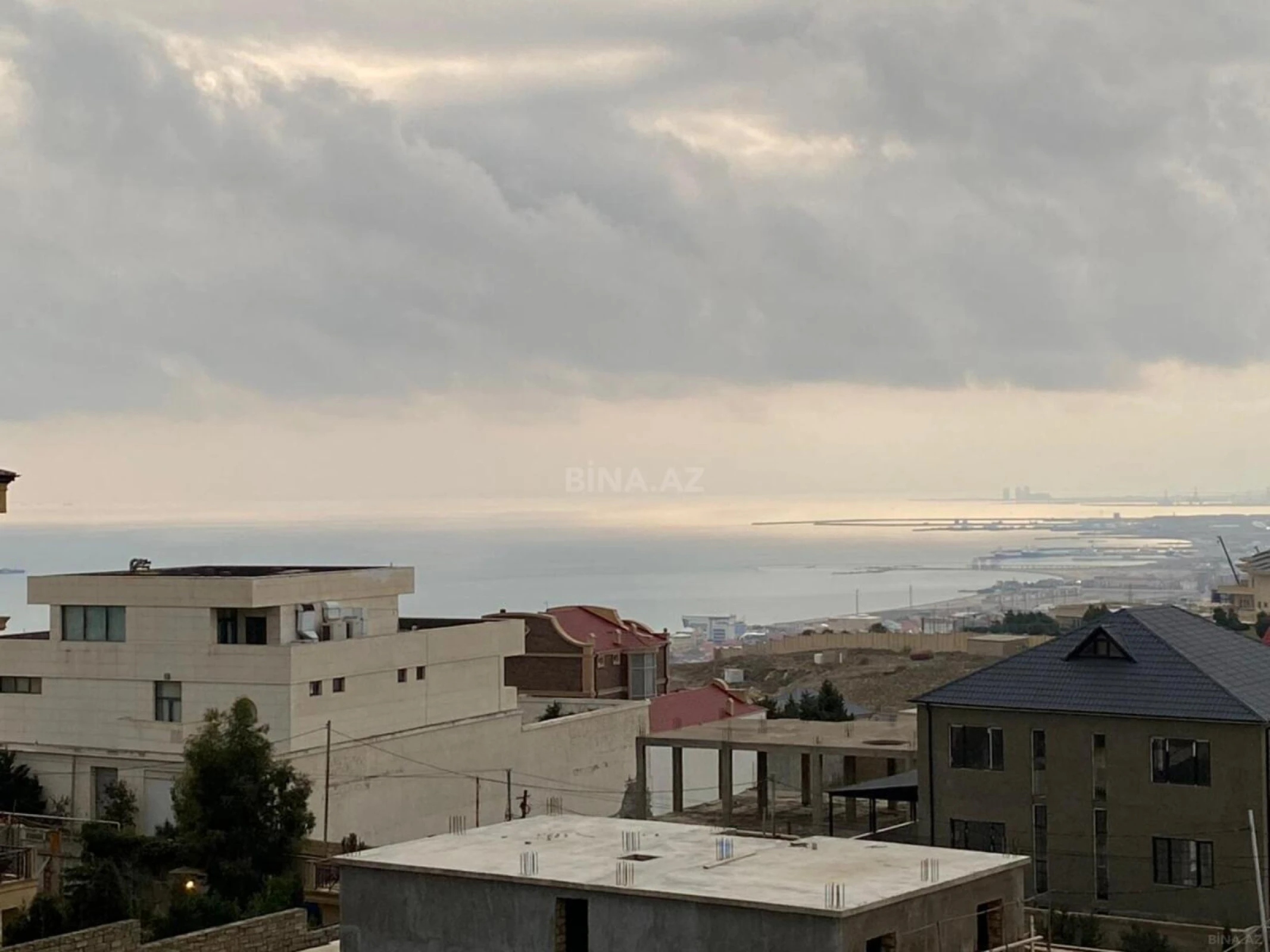 Satılır 8 otaqlı həyət evi 400 m²