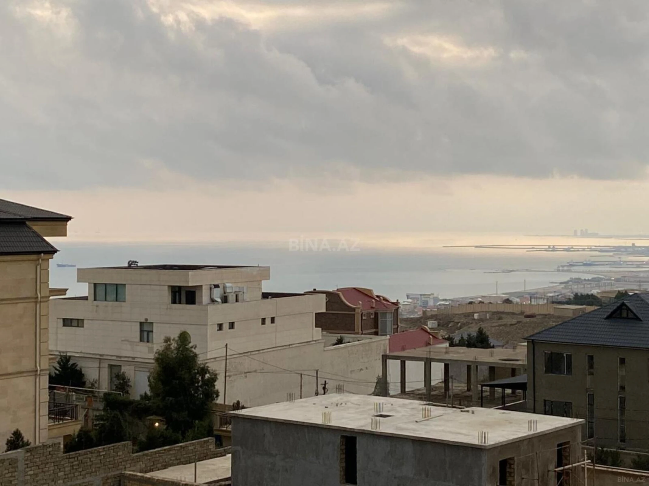 Satılır 8 otaqlı həyət evi 400 m²