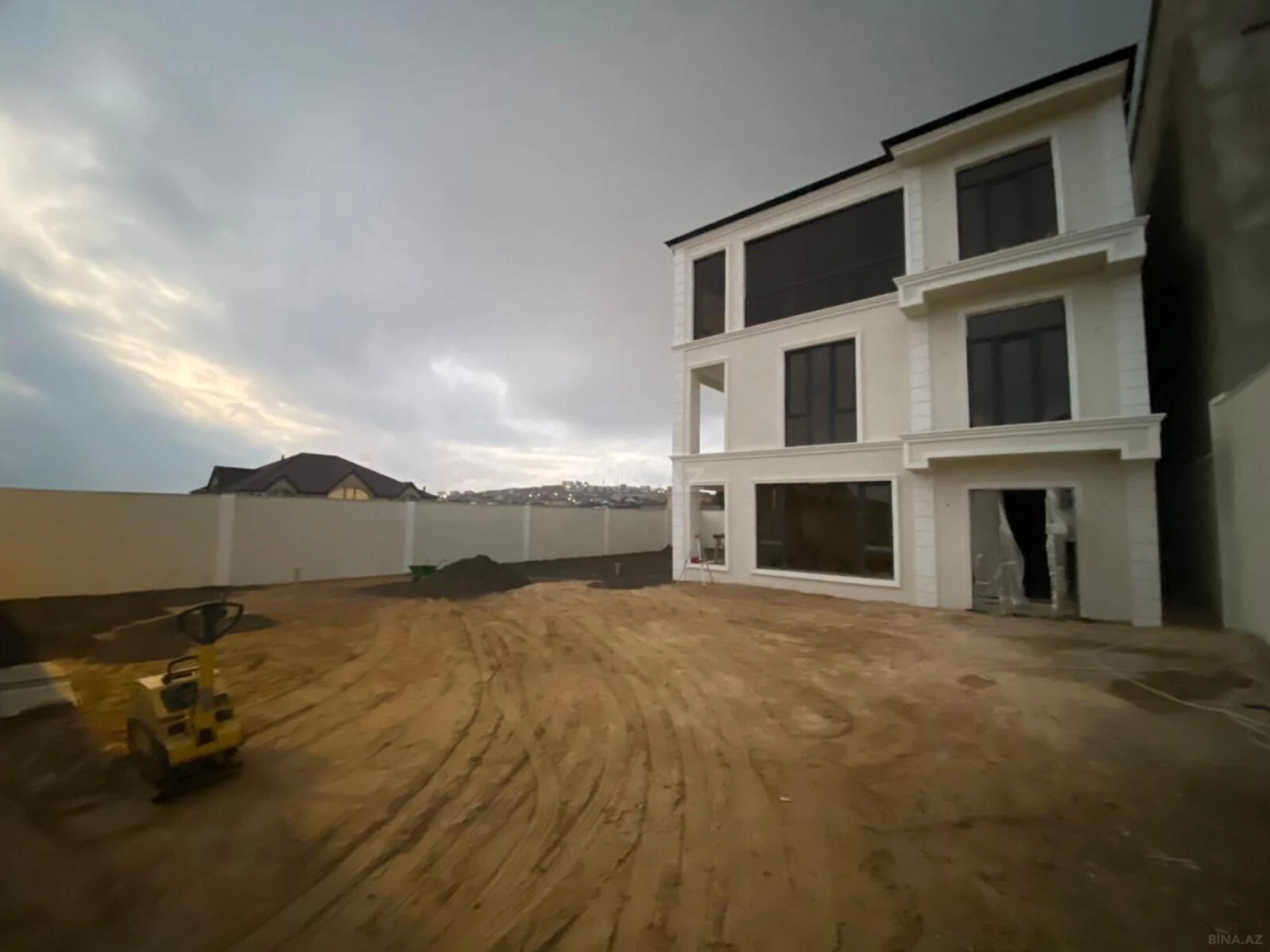 Satılır 8 otaqlı həyət evi 400 m²