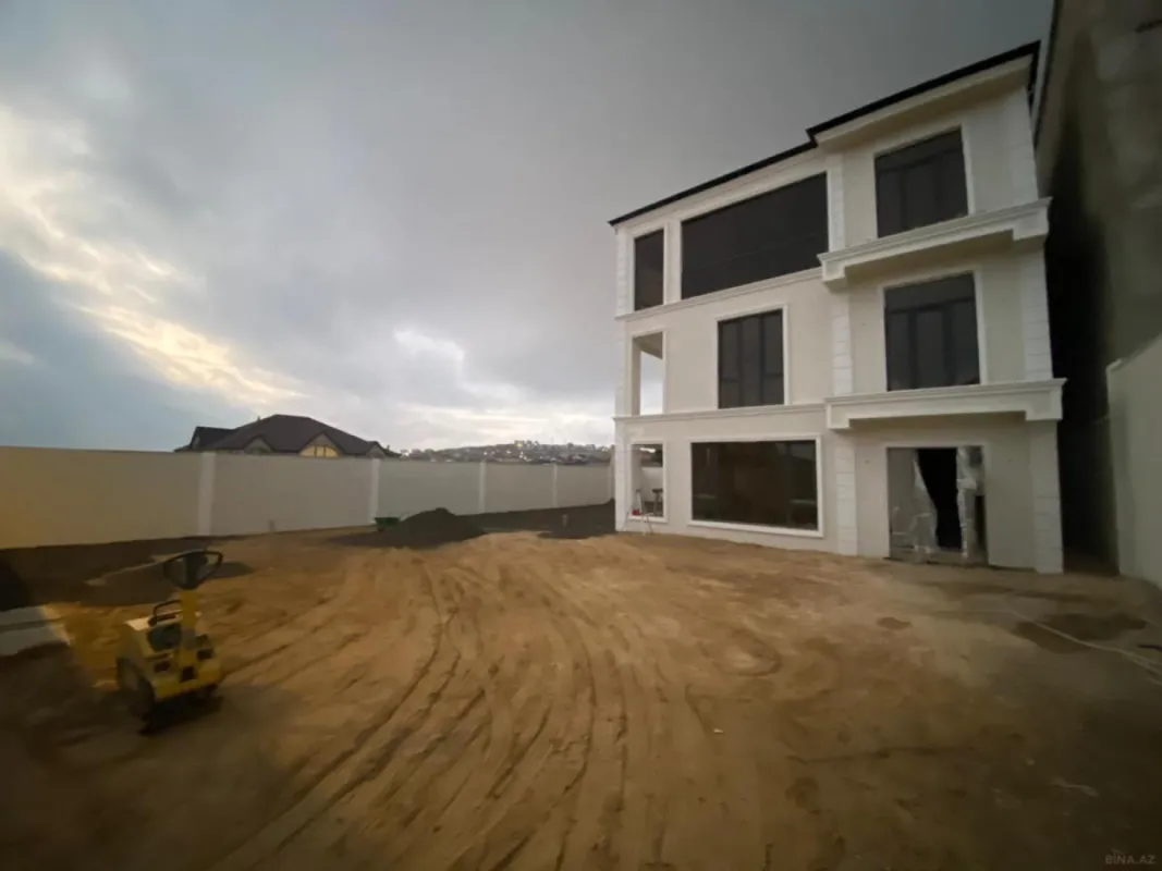 Satılır 8 otaqlı həyət evi 400 m²