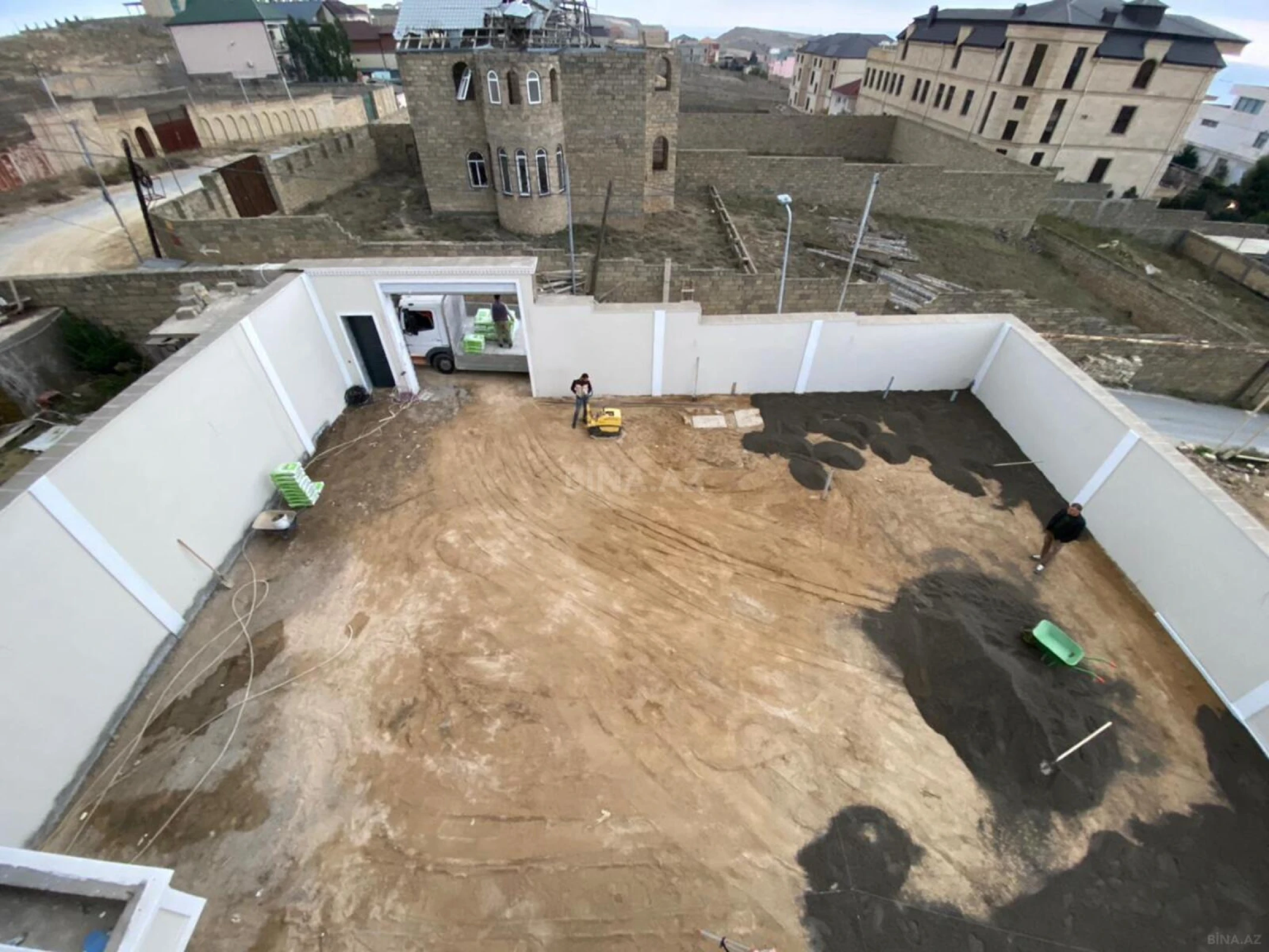 Satılır 8 otaqlı həyət evi 400 m²