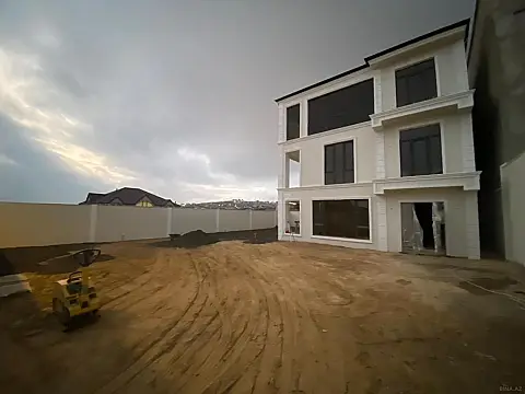 Satılır 8 otaqlı həyət evi 400 m²