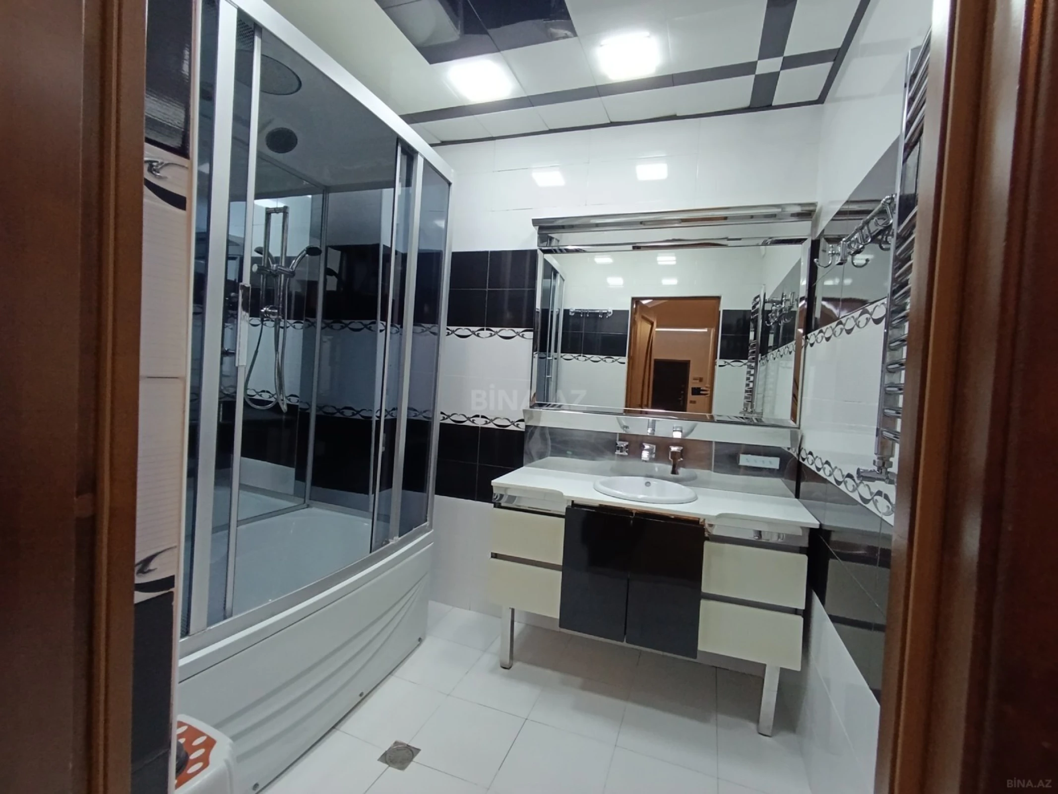 Satılır 3 otaqlı mənzil 130 m²