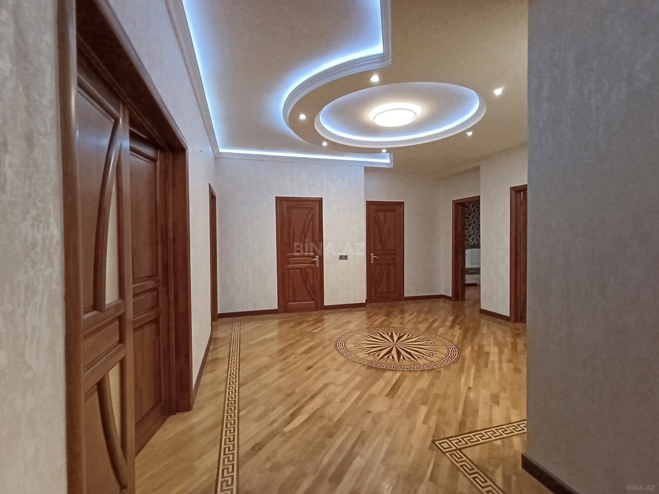 Satılır 3 otaqlı mənzil 130 m²