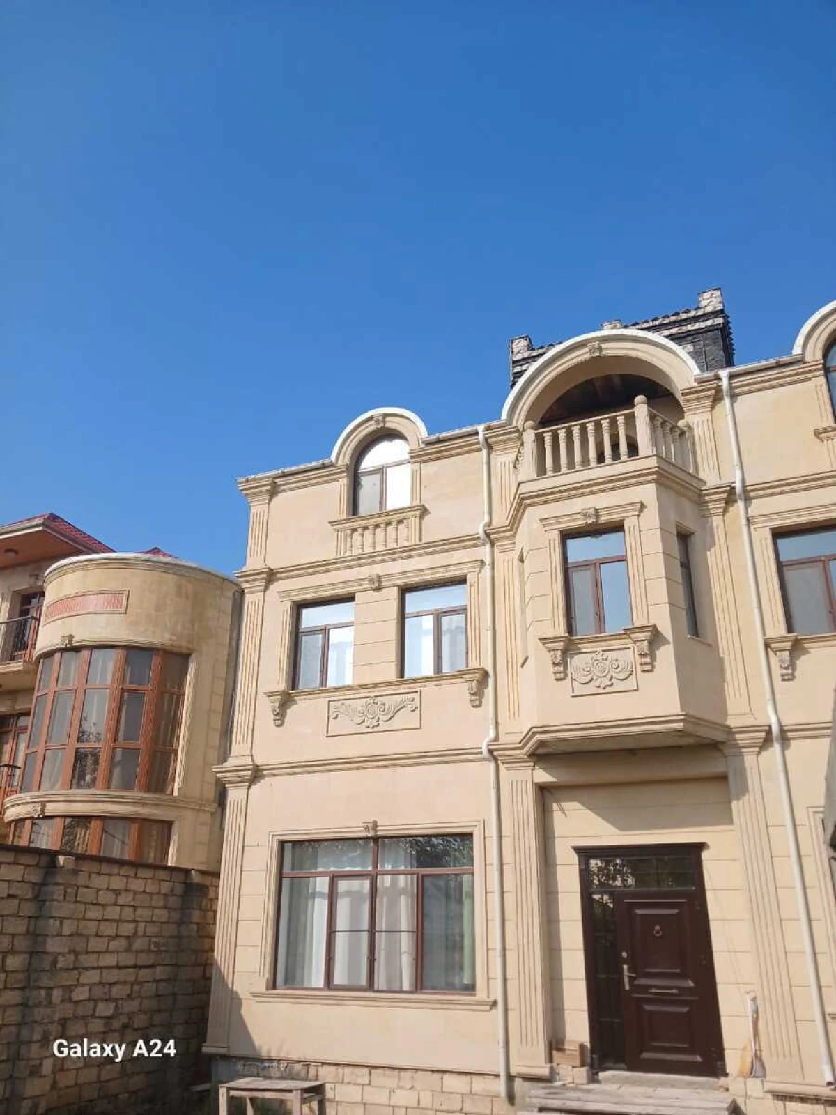 Satılır 5 otaqlı həyət evi 360 m²