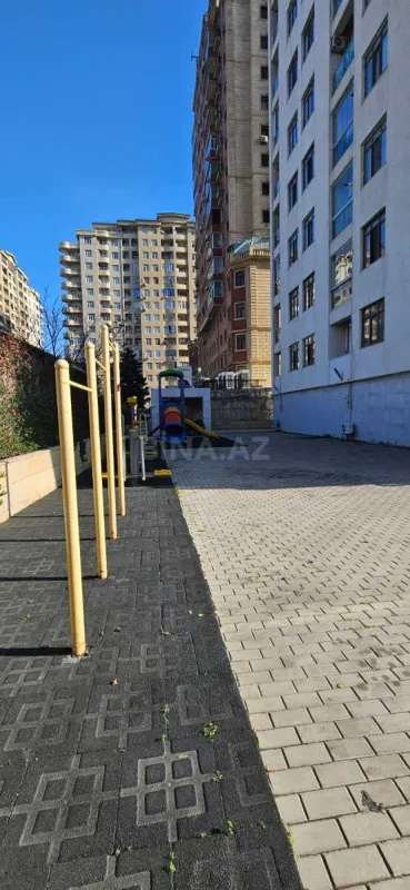 Satılır 3 otaqlı mənzil 142.5 m²