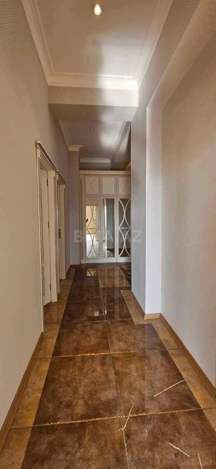 Satılır 3 otaqlı mənzil 142.5 m²