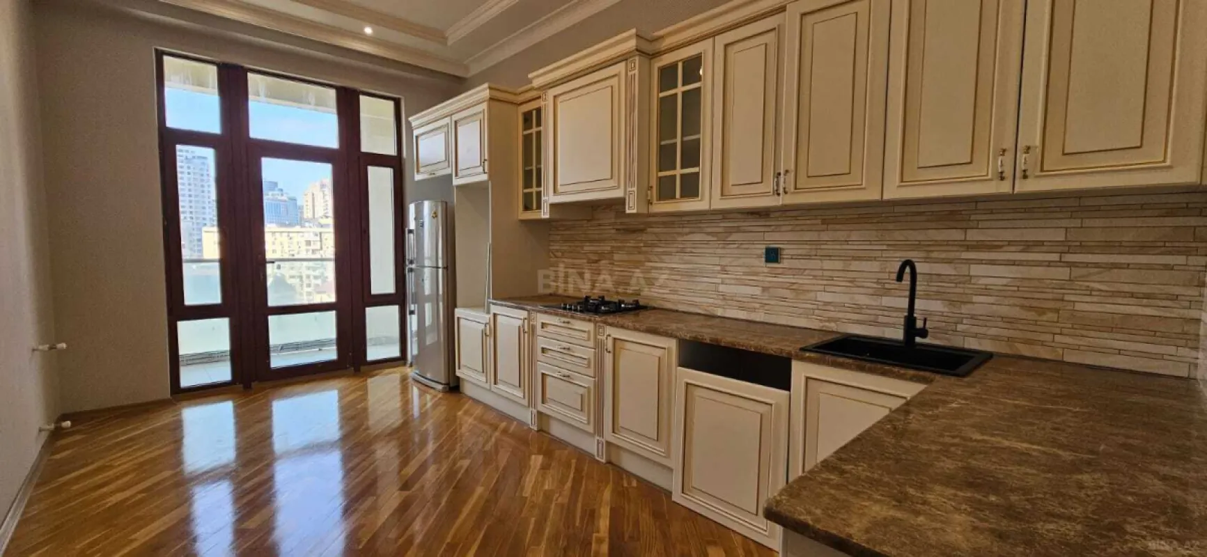 Satılır 3 otaqlı mənzil 142.5 m²