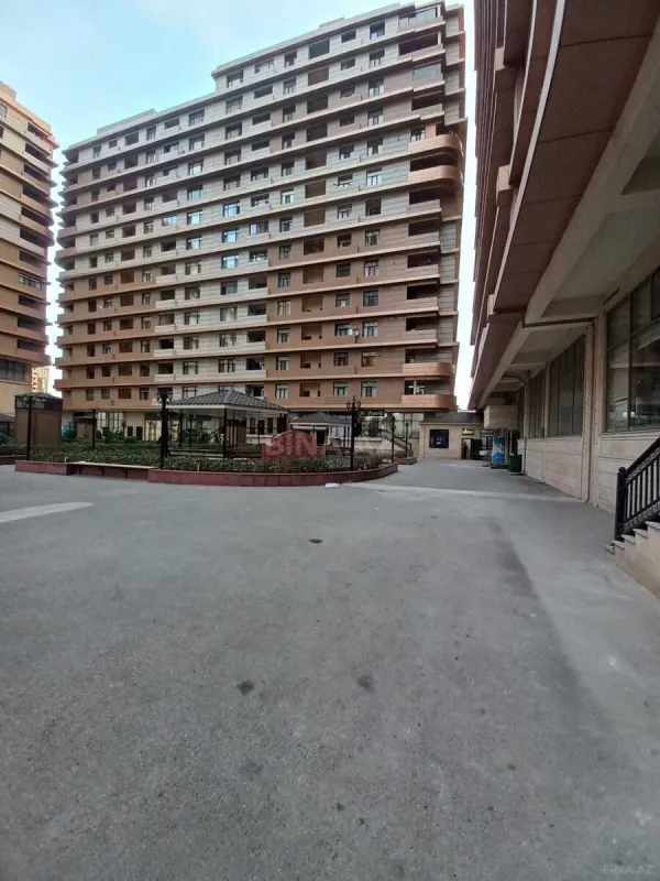 Satılır 4 otaqlı mənzil 151 m²