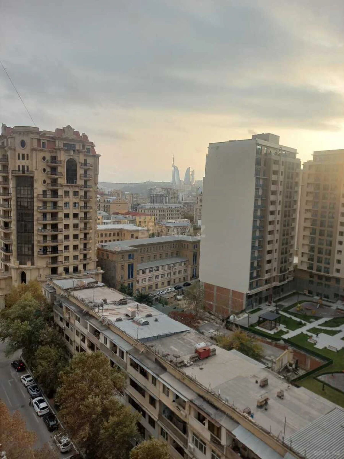 Satılır 4 otaqlı mənzil 151 m²