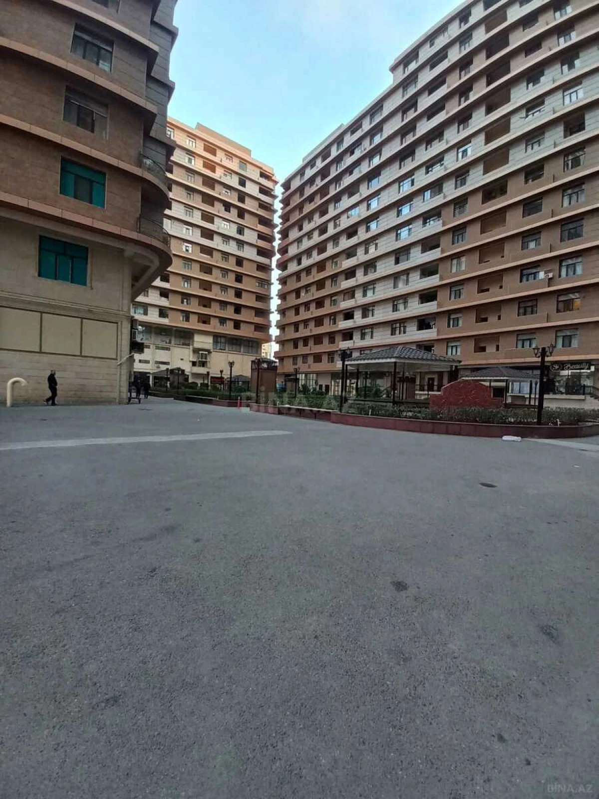 Satılır 4 otaqlı mənzil 151 m²