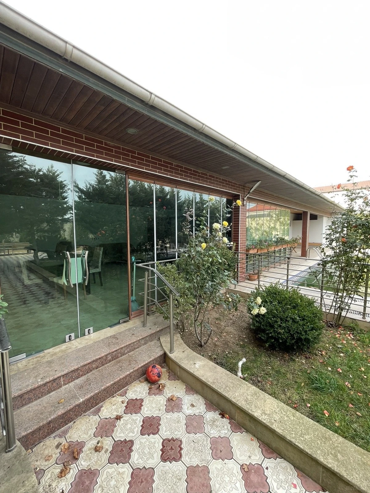 Satılır 7 otaqlı həyət evi 380 m²