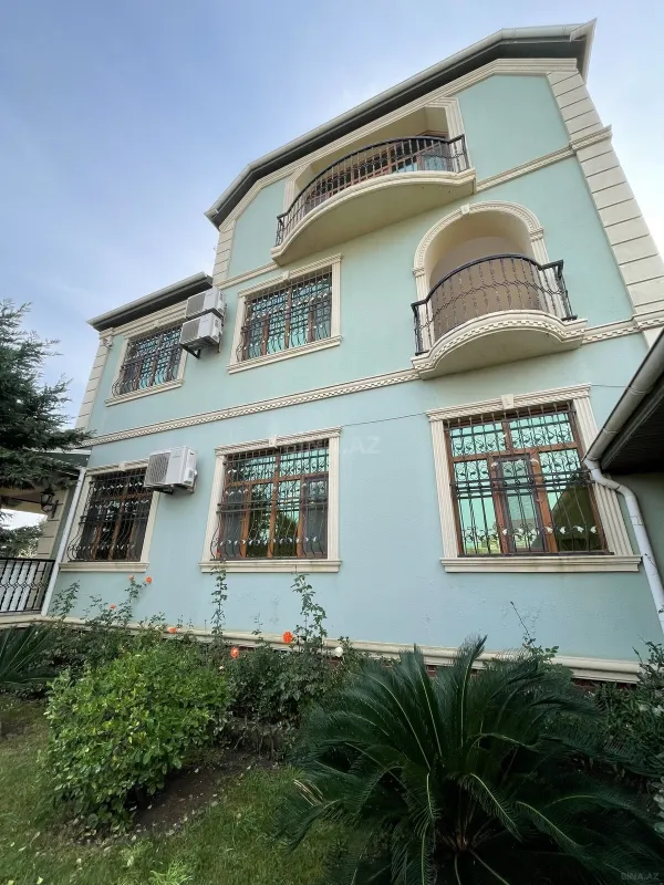 Satılır 7 otaqlı həyət evi 380 m²
