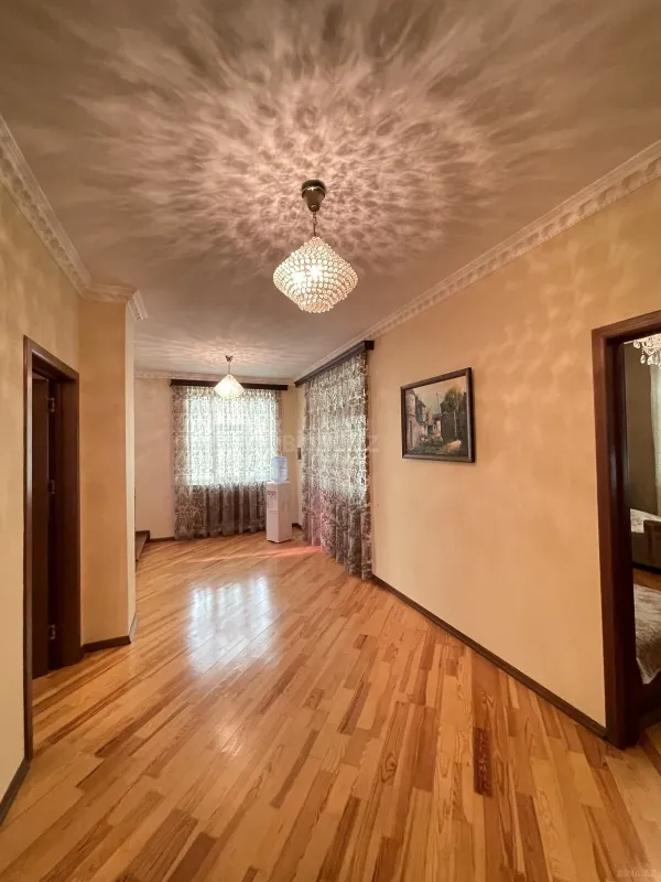 Satılır 7 otaqlı həyət evi 380 m²