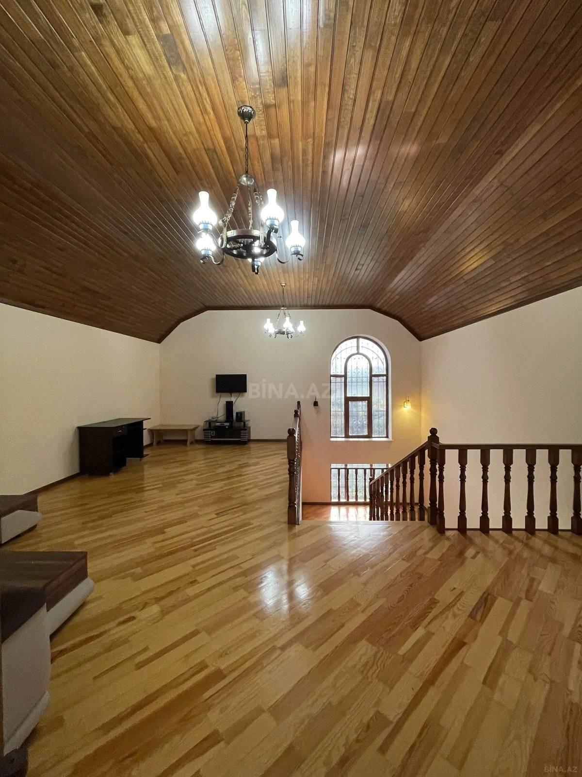 Satılır 7 otaqlı həyət evi 380 m²