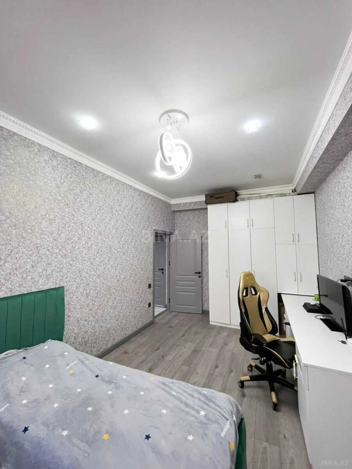 Satılır 3 otaqlı mənzil 135 m²