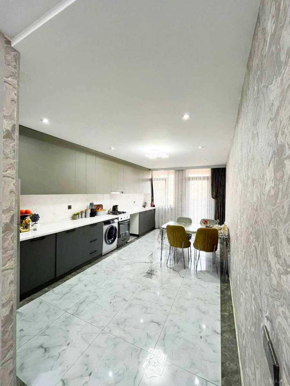 Satılır 3 otaqlı mənzil 135 m²