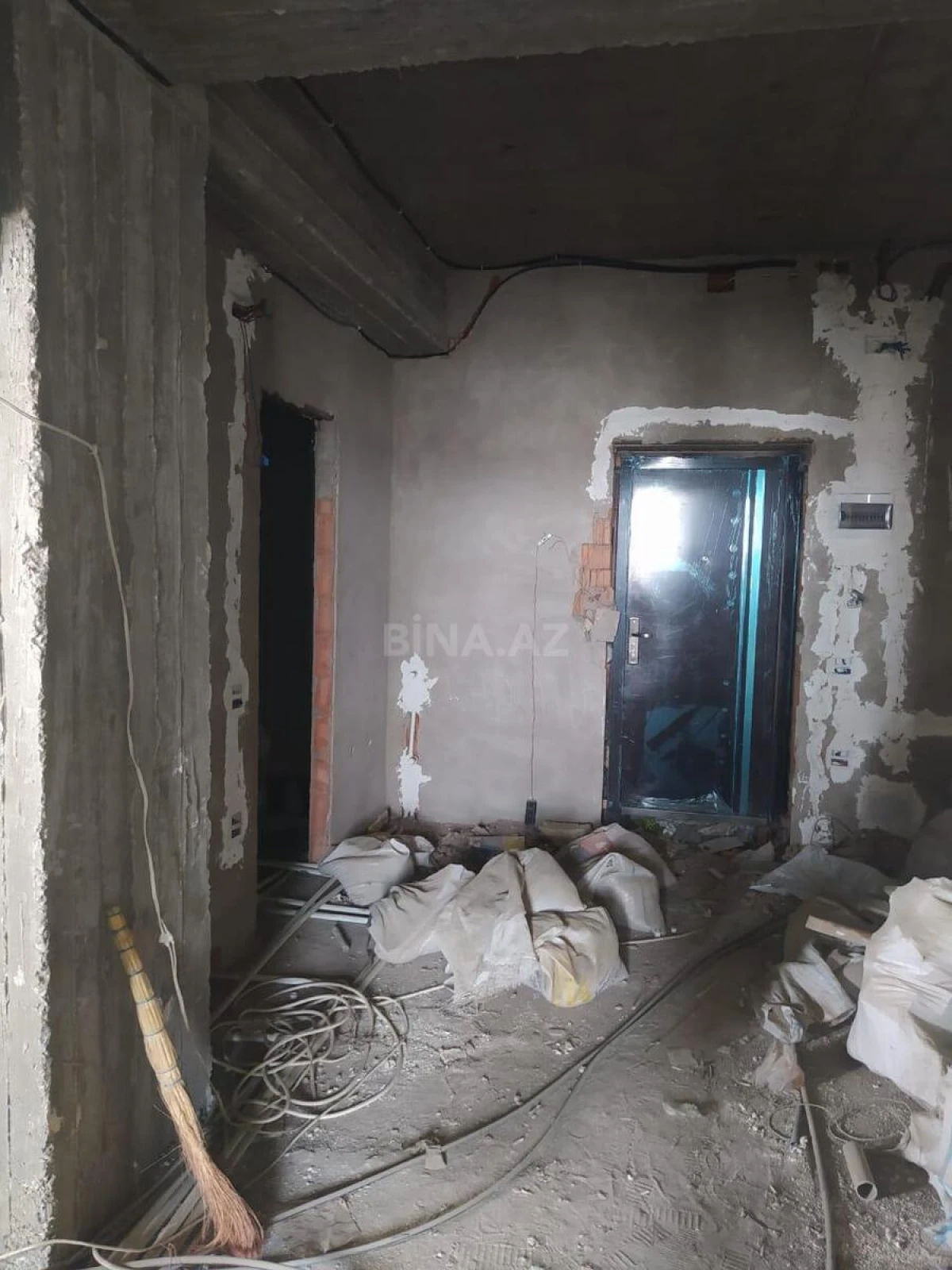 Satılır 2 otaqlı mənzil 111 m²