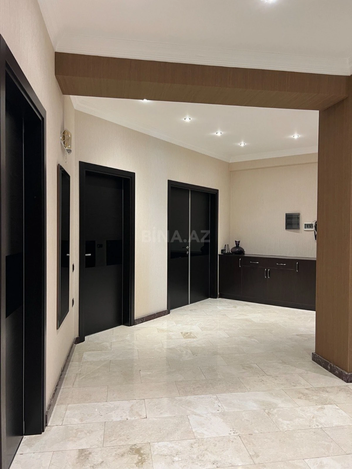 Satılır 4 otaqlı mənzil 217.4 m²