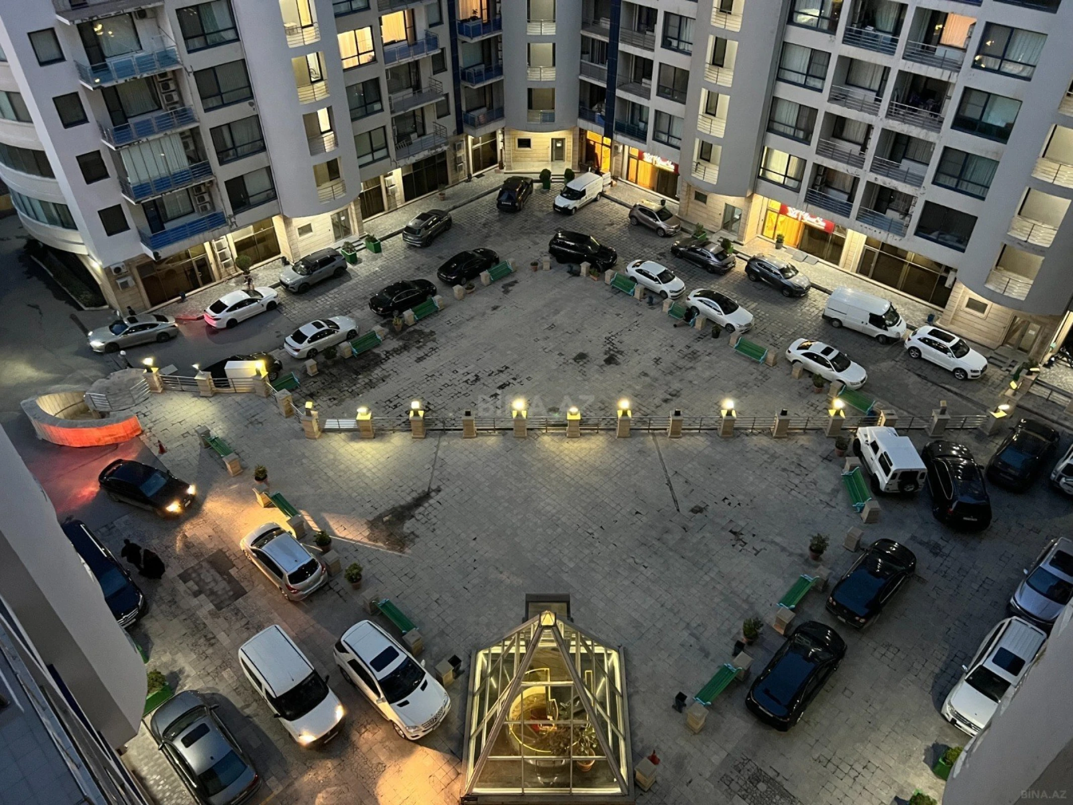 Satılır 4 otaqlı mənzil 217.4 m²