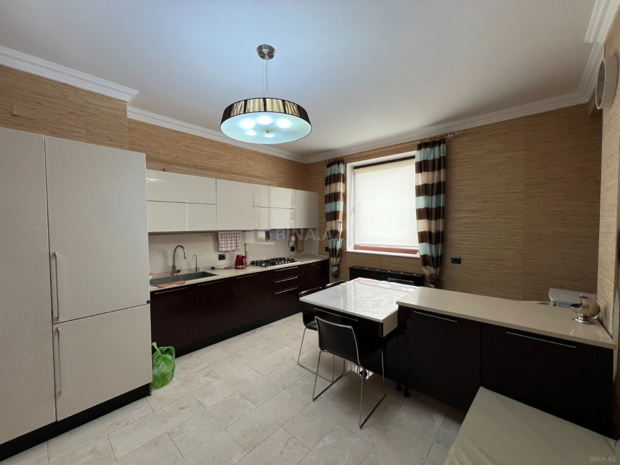 Satılır 4 otaqlı mənzil 217.4 m²