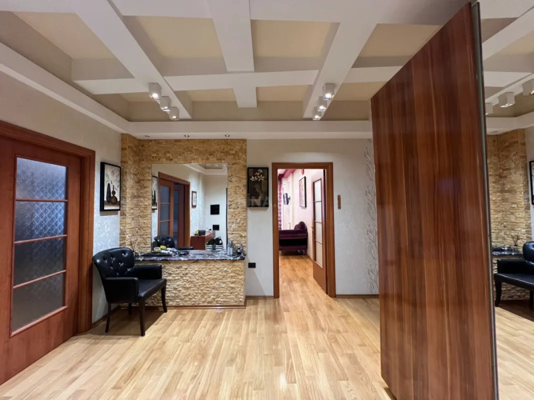 Satılır 3 otaqlı mənzil 201 m²