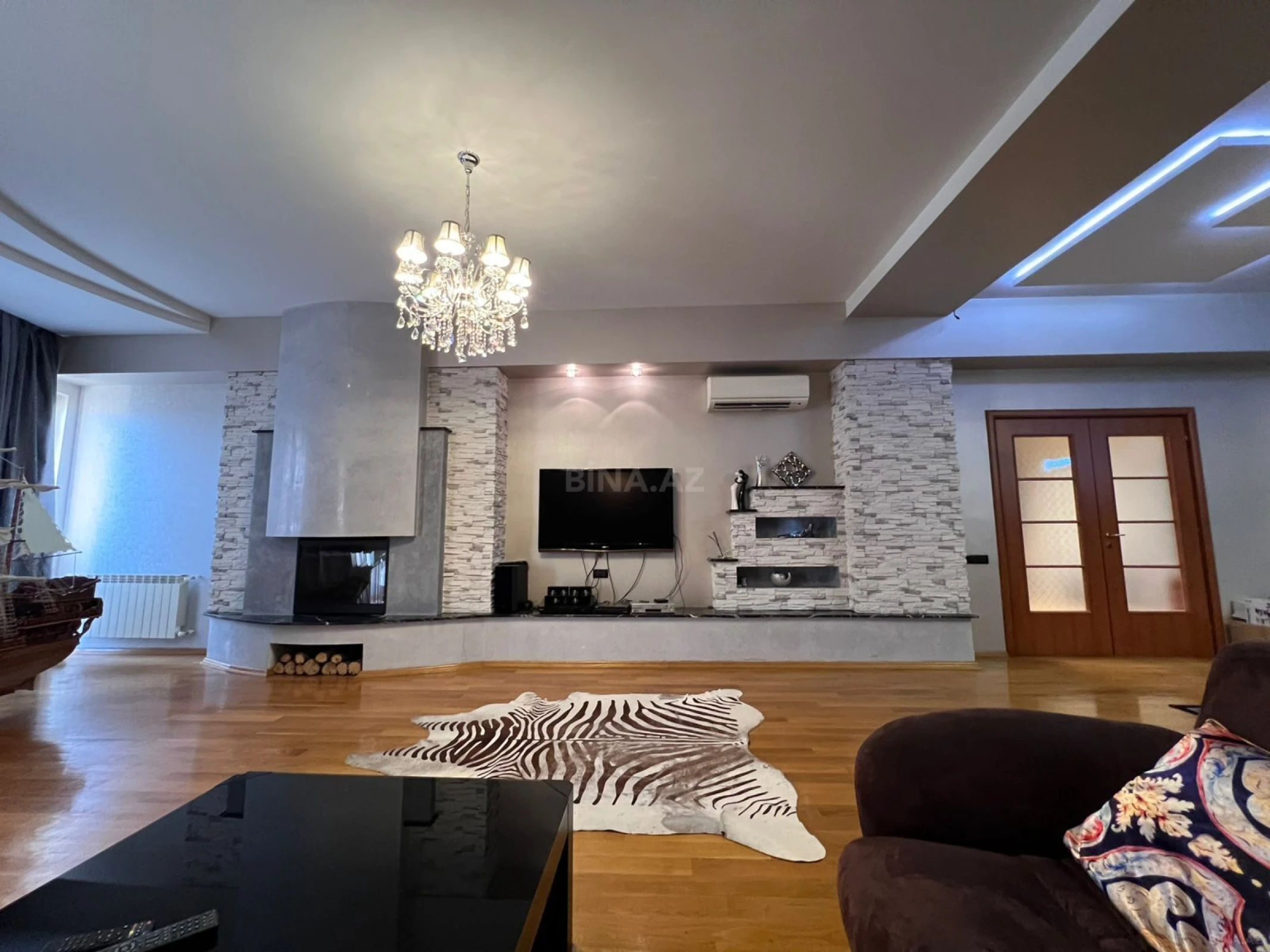 Satılır 3 otaqlı mənzil 201 m²