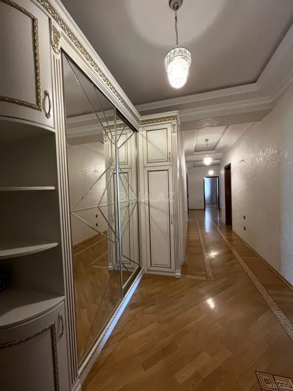 Satılır 4 otaqlı mənzil 167 m²