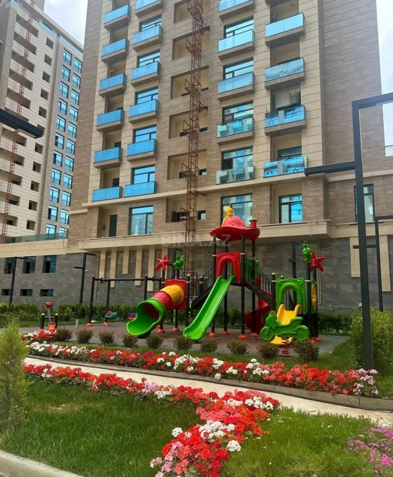 Satılır 5 otaqlı mənzil 267.5 m²