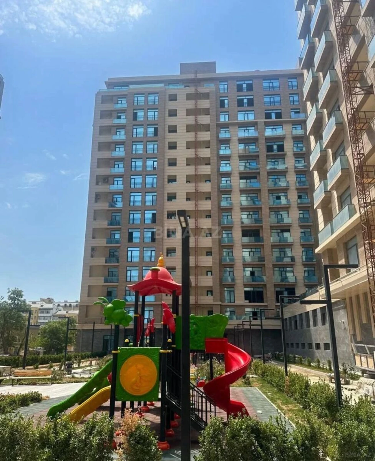 Satılır 5 otaqlı mənzil 267.5 m²