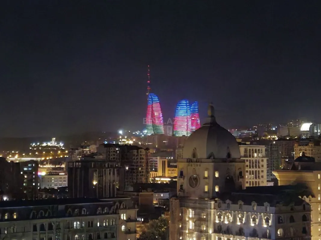 Satılır 5 otaqlı mənzil 267.5 m²