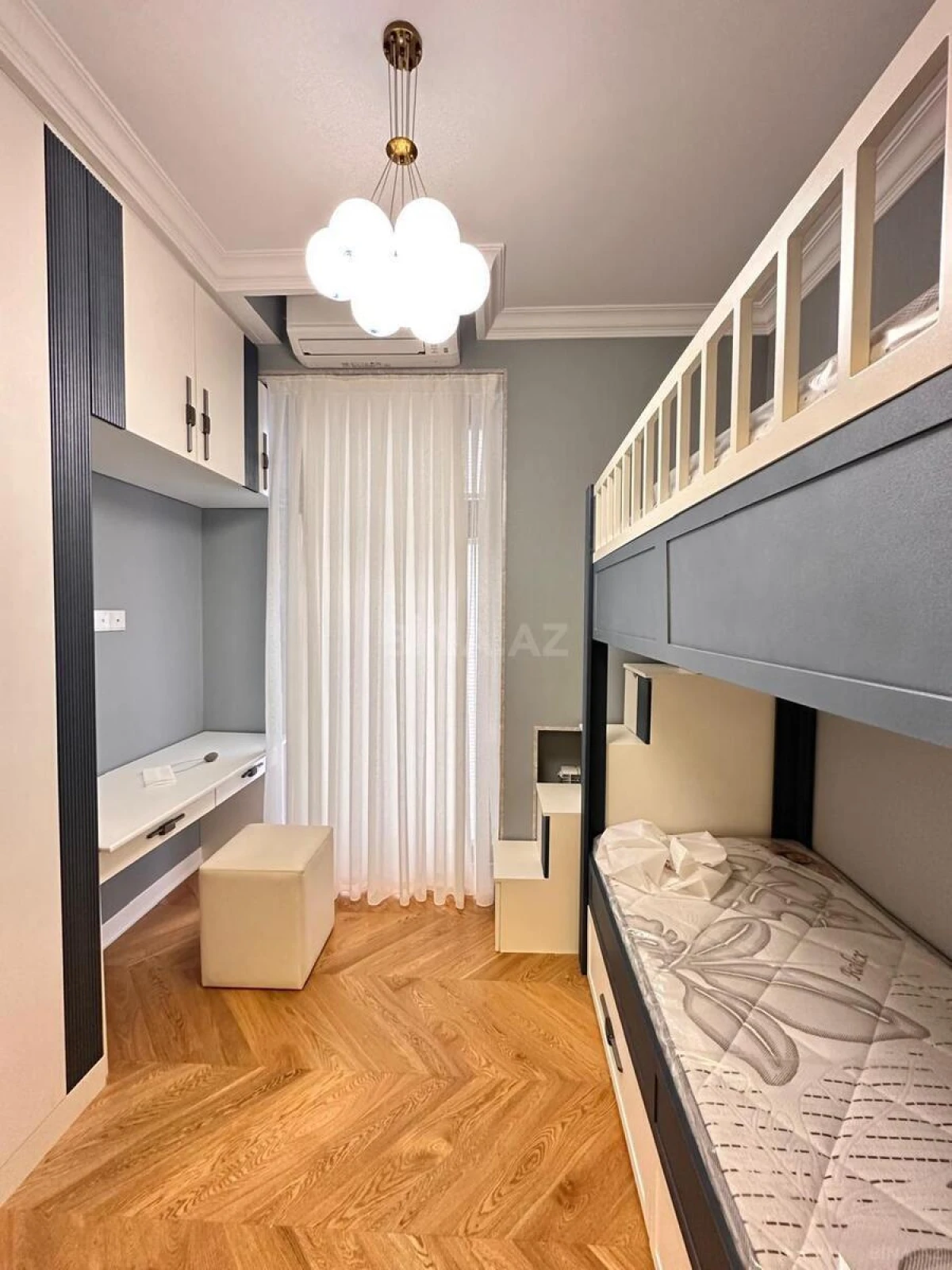 Satılır 5 otaqlı mənzil 130 m²