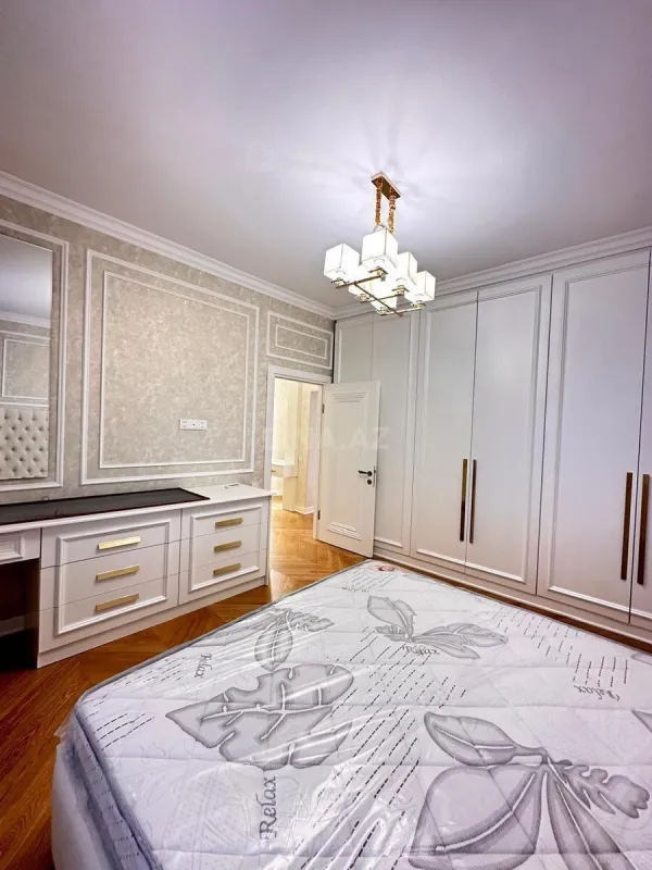 Satılır 5 otaqlı mənzil 130 m²