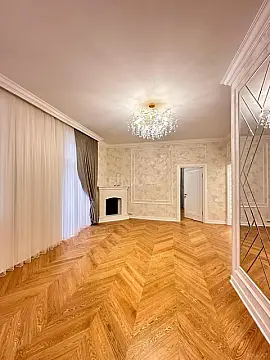 Satılır 5 otaqlı mənzil 130 m²